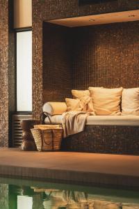 1 cama en una habitación junto a la piscina en Les Lodges Sainte-Victoire Hotel & Spa, en Aix-en-Provence 124 fotos más