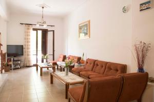 salon z kanapą i stołem w obiekcie Hotel Aris w mieście Methoni