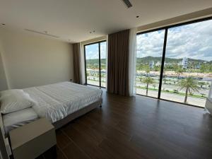 Ένα ή περισσότερα κρεβάτια σε δωμάτιο στο Solaya Hotel Vân Đồn