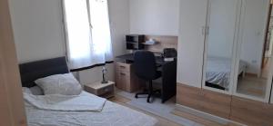 Ένα ή περισσότερα κρεβάτια σε δωμάτιο στο Maison familiale avec jardin à Le Mée-sur-Seine