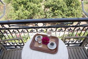 Rõdu või terrass majutusasutuses Hotel Aris