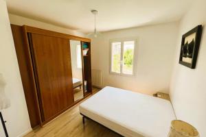 Ένα ή περισσότερα κρεβάτια σε δωμάτιο στο Spacious house of 100 m with a beautiful garden