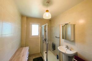 Ένα μπάνιο στο Spacious house of 100 m with a beautiful garden