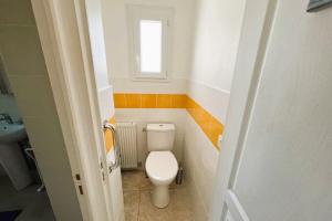 Ένα μπάνιο στο Spacious house of 100 m with a beautiful garden
