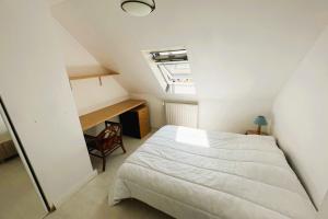 Ένα ή περισσότερα κρεβάτια σε δωμάτιο στο Spacious house of 100 m with a beautiful garden +4 φωτογραφίες
