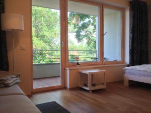 - un salon avec une grande fenêtre et un canapé dans l'établissement Fortuuna 5 Apartment, à Tartu