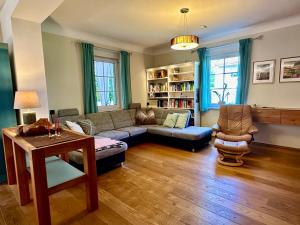 Posezení v ubytování Top Wohnung in Stadtvilla mit Terrasse und Garten