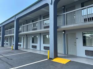 een lege parkeerplaats voor een gebouw bij Days Inn by Wyndham Byron in Byron