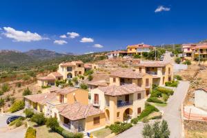 una vista aerea di un villaggio con case di Corte di Gallura a Budoni