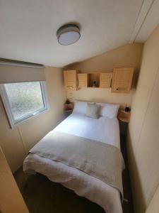 Postel nebo postele na pokoji v ubytování Parkdean Southview Vintage 45 Three bed Sleeps 8 Pet Friendly