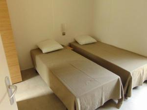 Postel nebo postele na pokoji v ubytování Mobil home 33m², 2 chambres, 6 personnes, Terrasse - API-1-52-474 + 7 fotografií