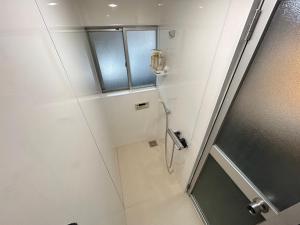 a bathroom with a shower and a walk in shower at 若葉コーポ103 in Fukuoka