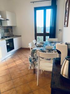 a kitchen and dining room with a table and chairs at Corte del Vigneto in Montemagno