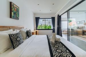 une chambre avec un grand lit et un salon dans l'établissement Villa Castello di Quassolo, à Canggu 67 autres photos