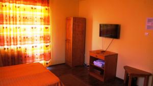 Un televizor și/sau centru de divertisment la Raza Soarelui Pension