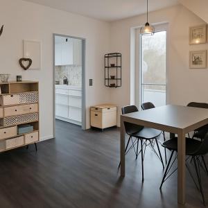 Ferienwohnung Maisonette am See في Markelfingen: مطبخ وغرفة طعام مع طاولة وكراسي