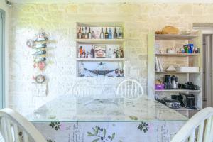 cocina con pared de piedra, mesa y sillas en Delightful Seaside Villa, en Gouves 42 fotos más