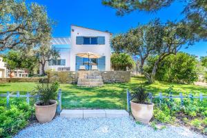 una casa blanca con un patio con plantas en Delightful Seaside Villa, en Gouves