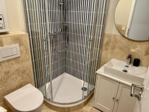 un bagno con doccia, wc e lavandino di Salzwasser a List Altre 13 foto