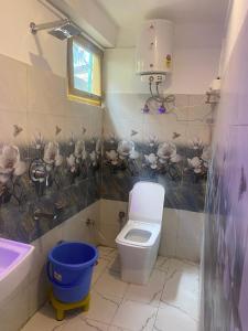 um banheiro com vaso sanitário e pia em Om parvati em Kasol