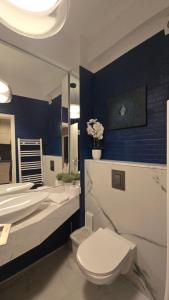 Ένα μπάνιο στο Amelie - Ultracentral Cozy 1BR Apartment in the heart of Bucharest +10 φωτογραφίες