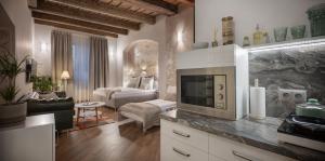 プラハにあるKaiserstein Palace Apartmentsのリビングルーム(ソファ、テレビ付)