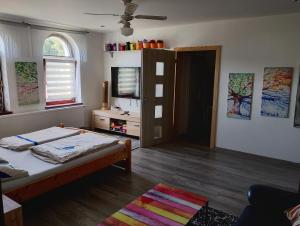 um quarto com uma cama, uma TV e uma janela em Čtyřka em Varnsdorf mais 21 fotografias