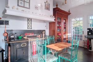 A kitchen or kitchenette at Spacious house with pool in Castellet