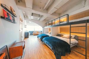 1 Schlafzimmer mit 2 Etagenbetten und einem Sofa in der Unterkunft illi Sun Shimokitazawa in Tokio + 25 Fotos