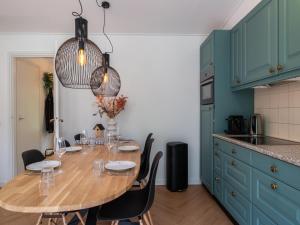 Dapur atau dapur kecil di Tranquil holiday home in the middle of nature