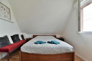 Giường trong phòng chung tại Rose des vents - Wifi - Jardin - St Malo