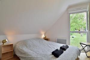 Giường trong phòng chung tại Rose des vents - Wifi - Jardin - St Malo