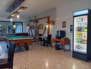 Meja biliard di Hahnenkamm Hostel