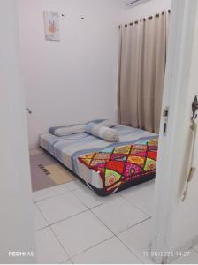 ein Schlafzimmer mit einem Bett in einem Zimmer in der Unterkunft MUTI Homestay Syariah in Sumberwaras