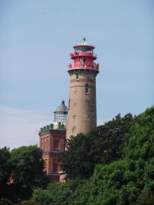 ein Leuchtturm auf einem Gebäude in der Unterkunft Ferienwohnung auf Rügen ganz oben in Putgarten