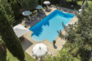 an overhead view of a swimming pool with an umbrella at LA RÉSERVE DE L'AUBE - Hébergements insolites Luxe et Design in Villenauxe