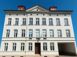 a large white building with aventh floor at DOM Apartment I - modern & zentral mit kostenfreiem Parkplatz in Fulda