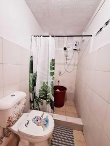 L4 Spacious Studio Apartment Near Airport, SM Lanang, SPMC & Ferry Wharf في مدينة دافاو: حمام مع مرحاض ودش