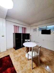 L4 Spacious Studio Apartment Near Airport, SM Lanang, SPMC & Ferry Wharf في مدينة دافاو: غرفة معيشة مع طاولة وكرسي