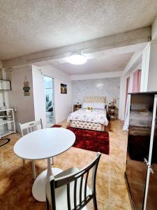 L4 Spacious Studio Apartment Near Airport, SM Lanang, SPMC & Ferry Wharf في مدينة دافاو: غرفة نوم بها سرير وطاولة وكراسي