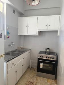 Η κουζίνα ή μικρή κουζίνα στο Beautiful apartment in Petralona