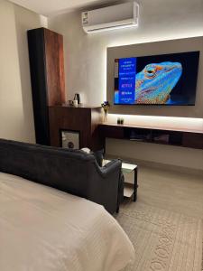 Μια τηλεόραση ή/και κέντρο ψυχαγωγίας στο Luxury hotel-style studio near Bahrain