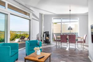 una sala de estar con una mesa y sillas en Auszeit, en Gelting