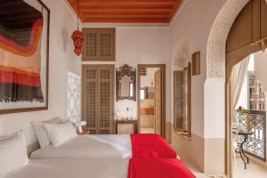 une chambre avec un lit avec une couverture rouge dans l'établissement Riad Jaaneman, à Marrakech 129 autres photos