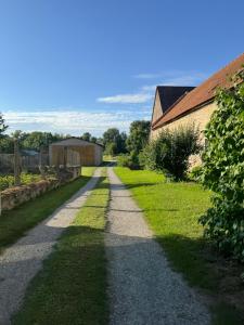 a road leading to a barn and a building at Adlershof in Hemmersheim