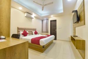 Una cama o camas en una habitación de FabHotel Pink City - World Trade Park