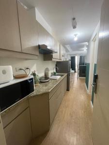 Η κουζίνα ή μικρή κουζίνα στο Condo unit Pasig Smeraldo 1
