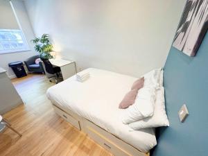 Giường trong phòng chung tại Harford House Studios 25 - Hopewell