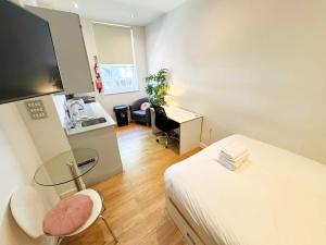 Giường trong phòng chung tại Harford House Studios 25 - Hopewell