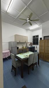 Dapur atau dapur kecil di Adrabayu's Homestay